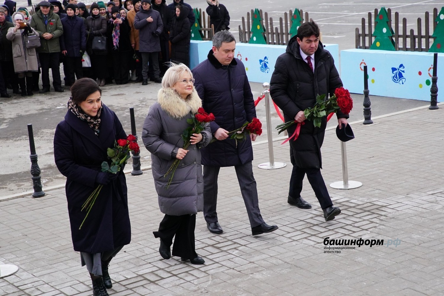 Радий Хәбиров Бабич һәйкәленә сәскә һалды