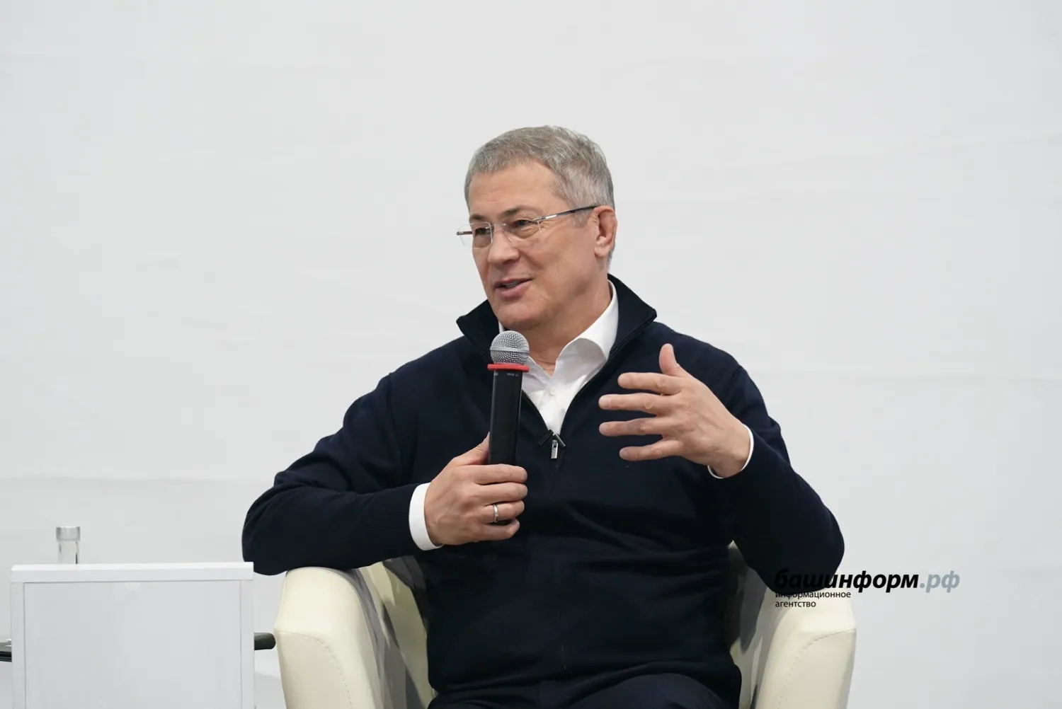 Радий Хәбиров “Профессионалдар” менән осрашты