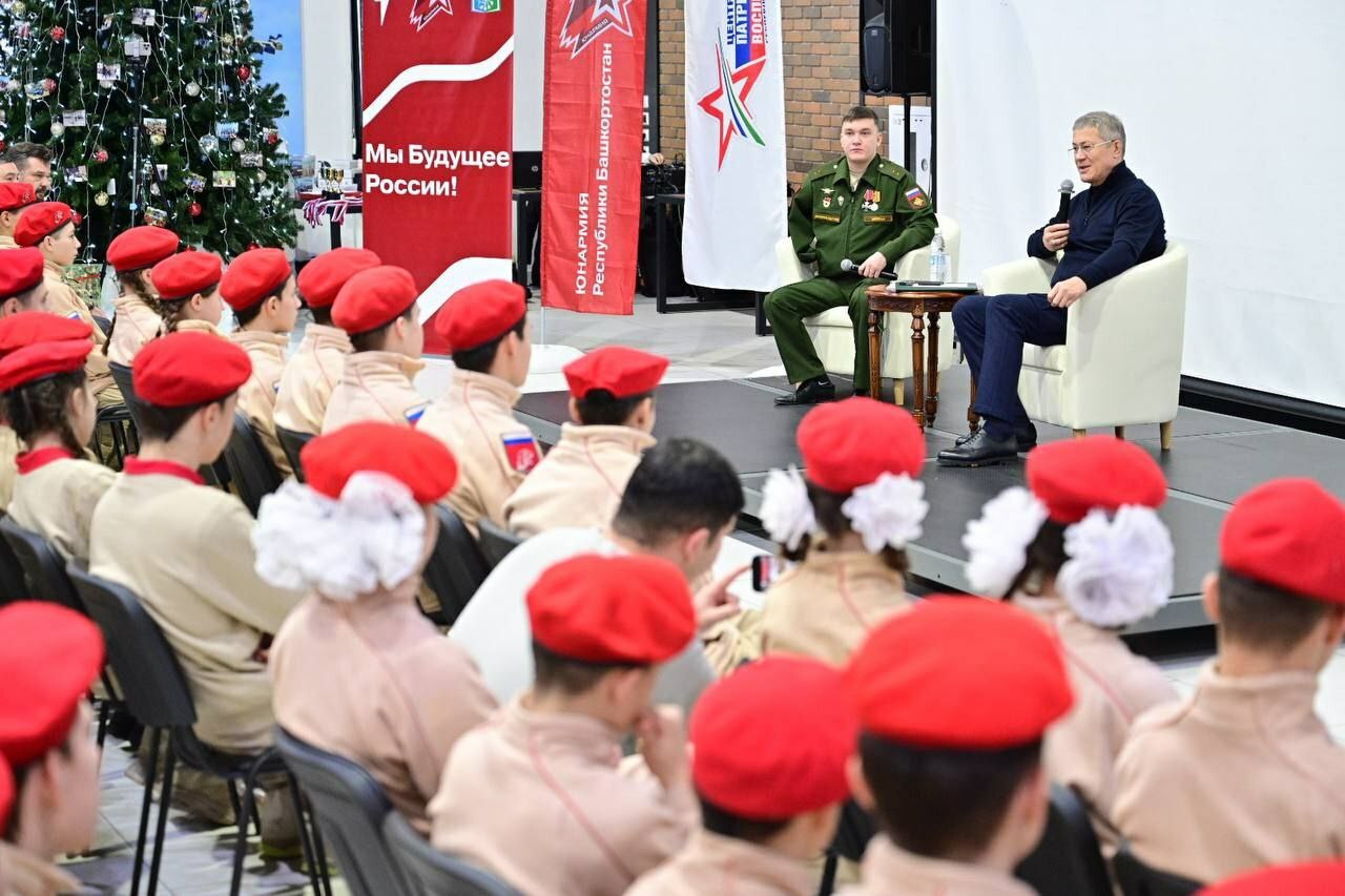 РАДИЙ ХӘБИРОВ ЙӘШ АРМИЯСЫЛАР МЕНӘН АРАЛАШҠАН