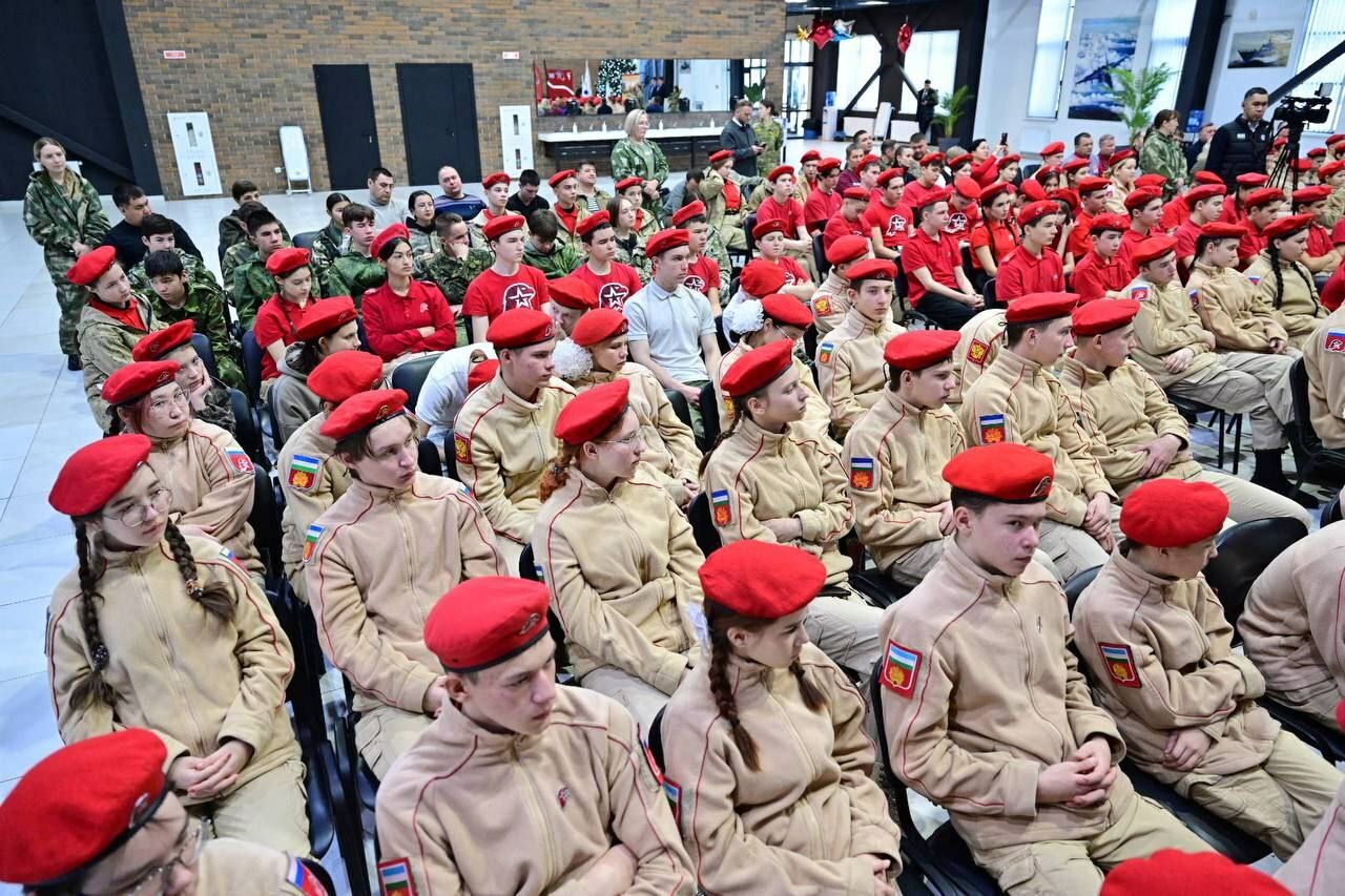 РАДИЙ ХӘБИРОВ ЙӘШ АРМИЯСЫЛАР МЕНӘН АРАЛАШҠАН