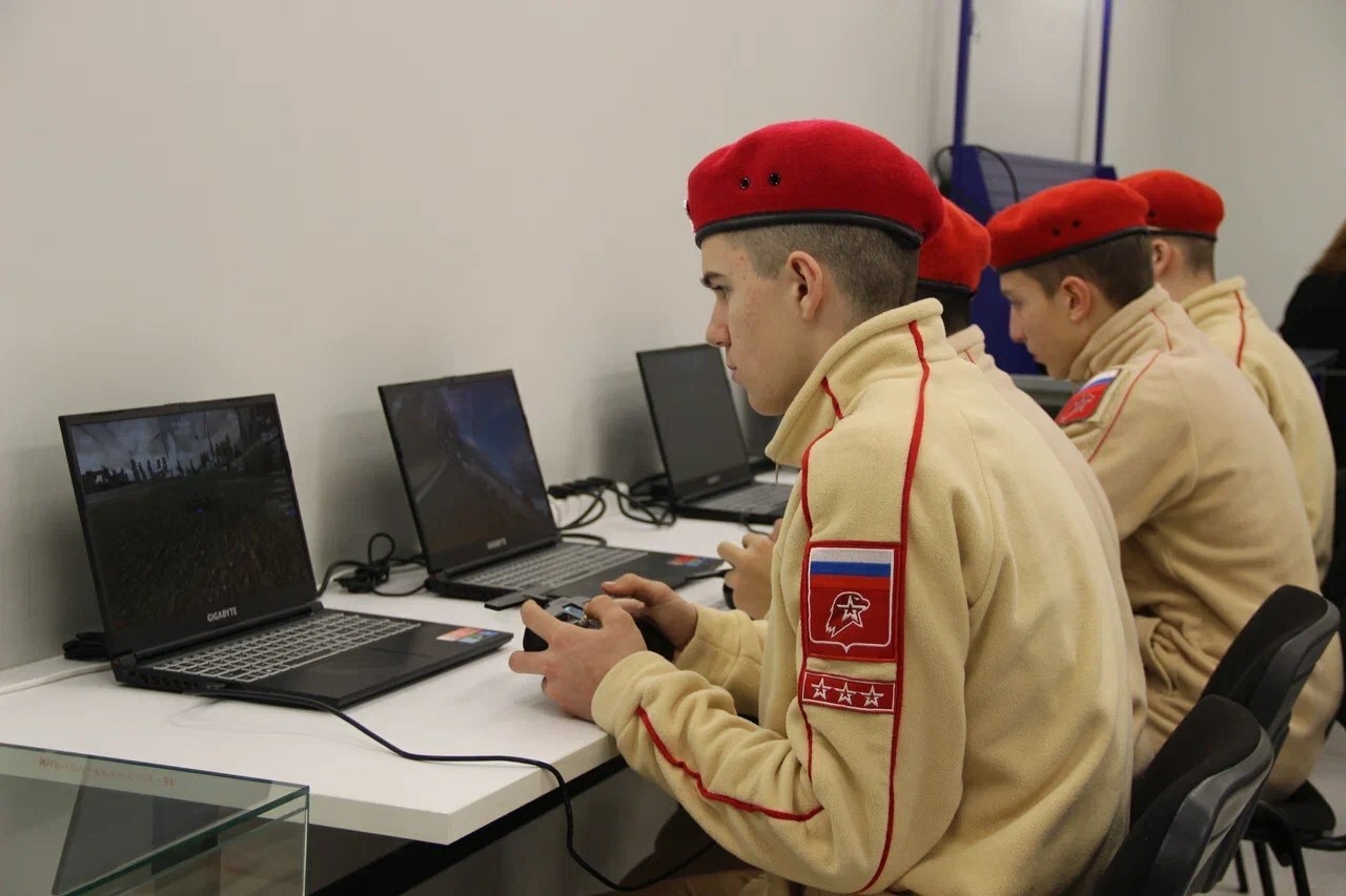 РАДИЙ ХӘБИРОВ ЙӘШ АРМИЯСЫЛАР МЕНӘН АРАЛАШҠАН