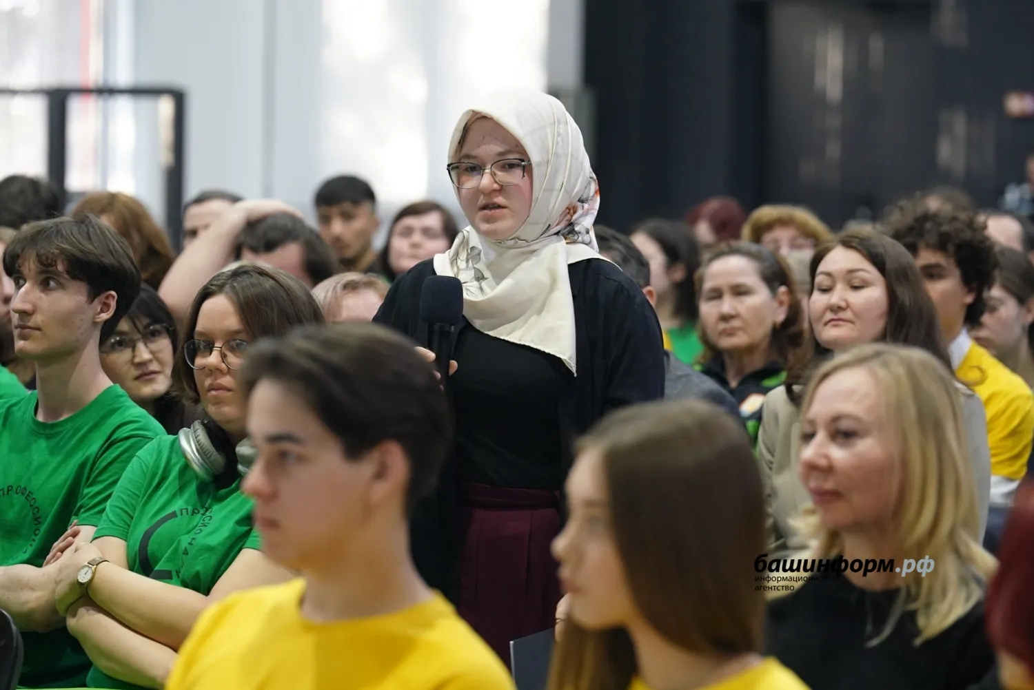 Радий Хәбиров “Профессионалдар” менән осрашты