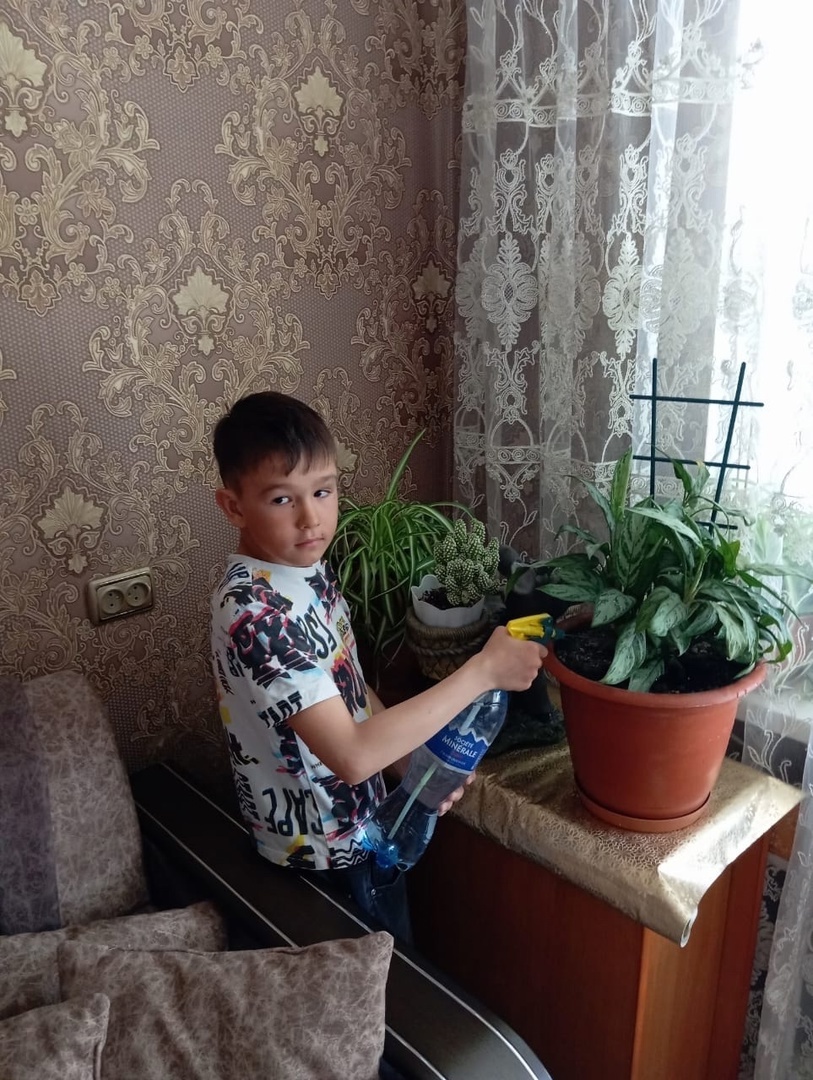 Эльназ өләсәһенә ярҙамлаша