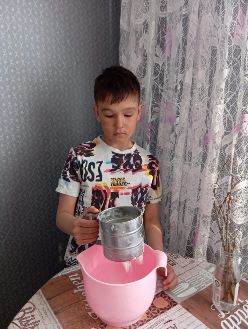 Эльназ өләсәһенә ярҙамлаша