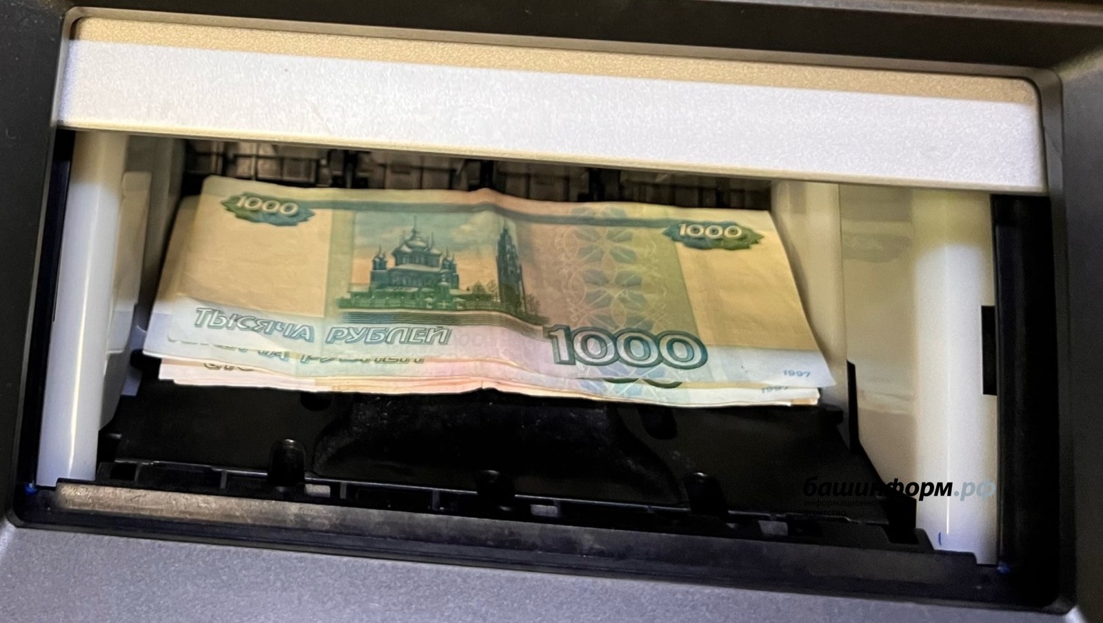 Өйҙәге бөтә аҡсаны ҡараҡтарға оҙатҡан