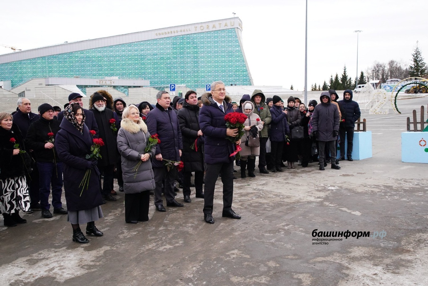 Радий Хәбиров Бабич һәйкәленә сәскә һалды