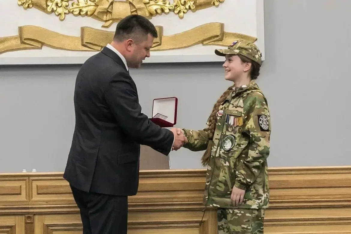 Өфө мэры 11 йәшлек ҡыҙға миҙал тапшырҙы