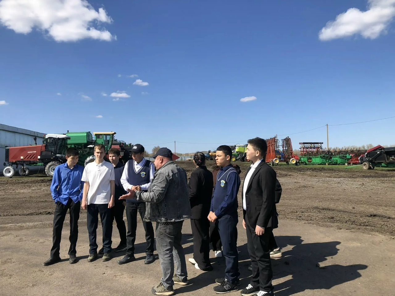 Дәүләкән лицей-интернаты уҡыусылары фермер хужалығына барған