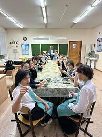 Мәсетле уҡыусылары яугирҙәргә үлән сәйе әҙерләгән