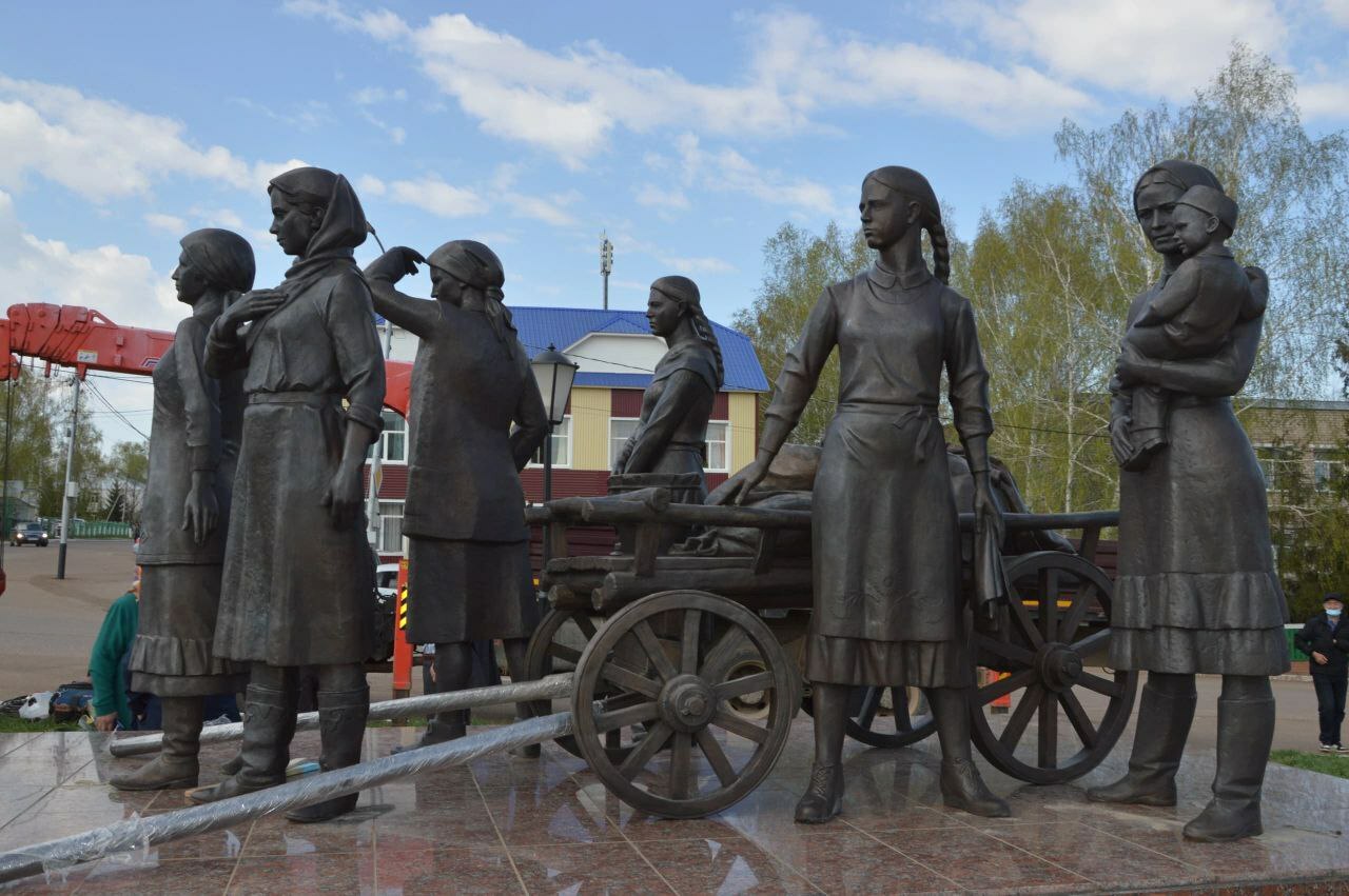 41-ҙең арбалы ҡатындарына һөйкәл ҡуйылды