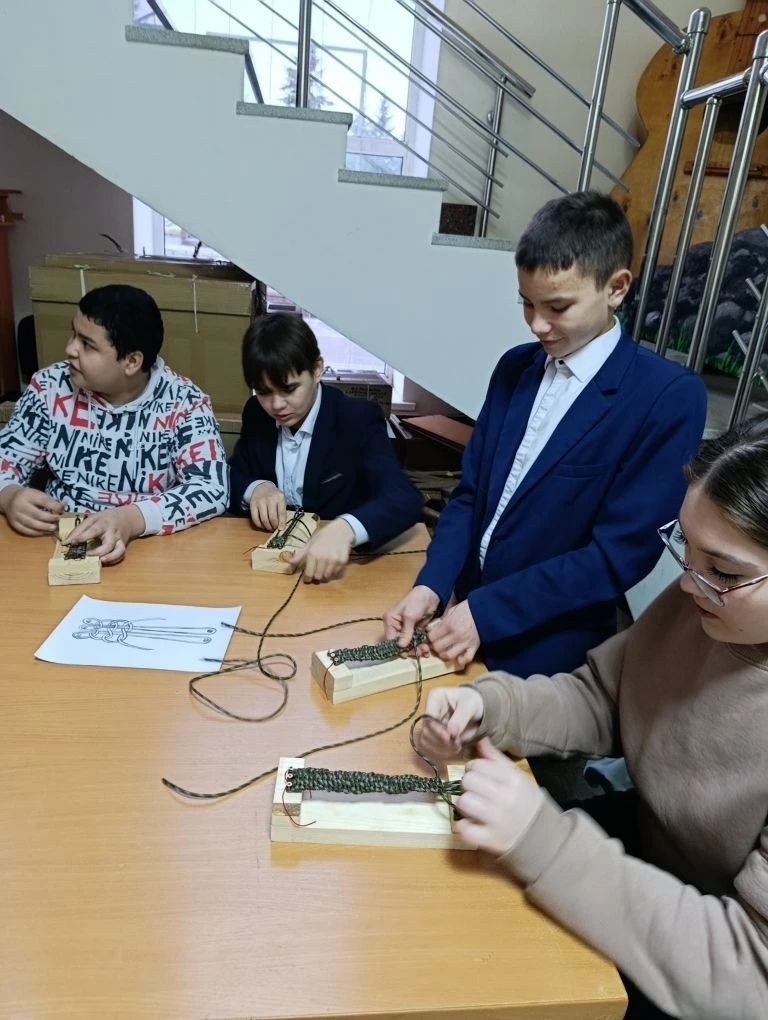 Дыуан уҡыусылары яугирҙәргә ярҙамлаша