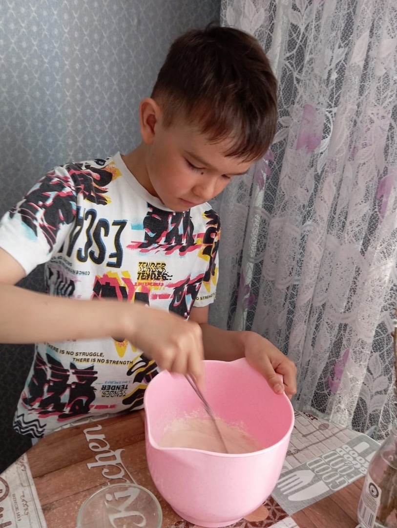 Эльназ өләсәһенә ярҙамлаша