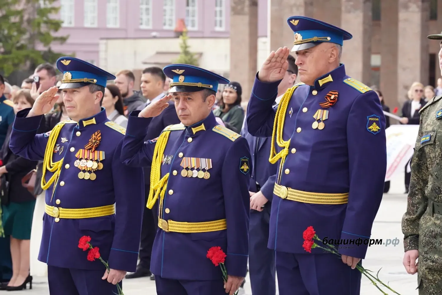 Башҡортостан Башлығы Шайморатов һәйкәленә сәскәләр һалды