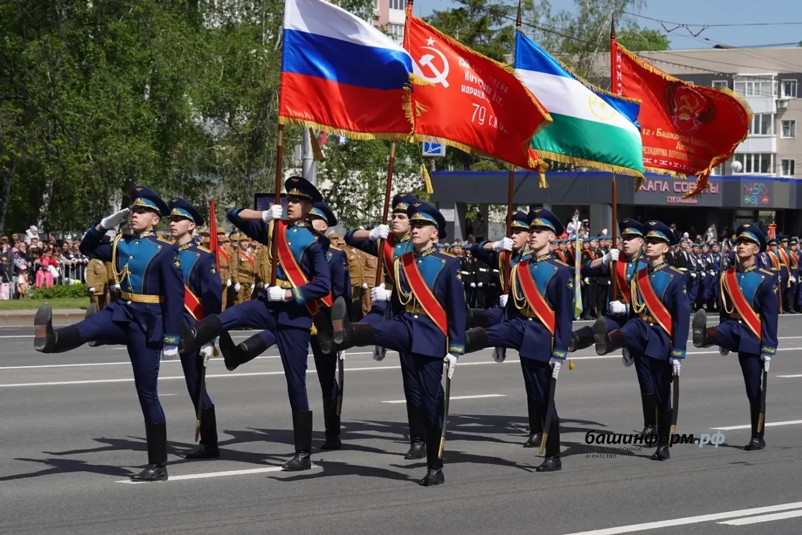 Өфөләге Еңеү парадында кадеттар, “шайморатовсылар”, йәш армиясылар ҡатнашты