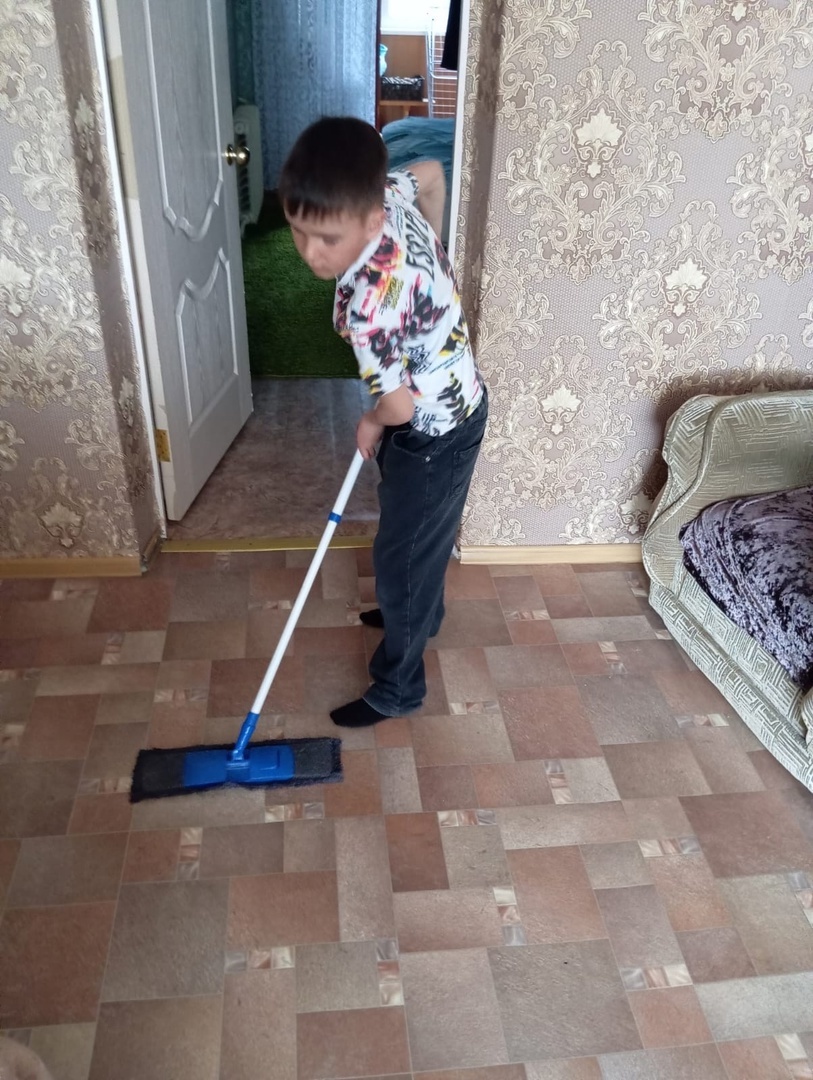 Эльназ өләсәһенә ярҙамлаша