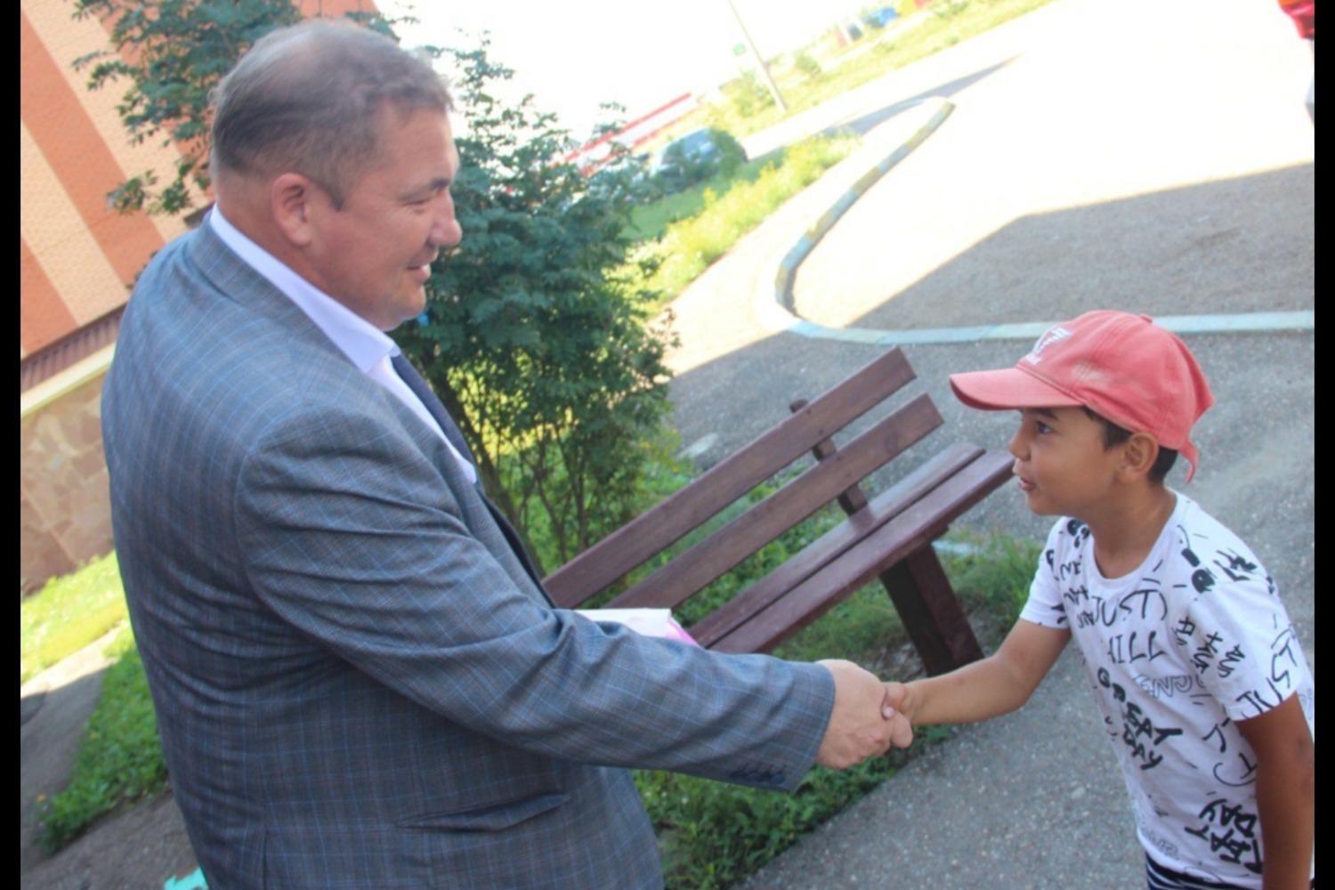 Дамир мәктәпкә бара