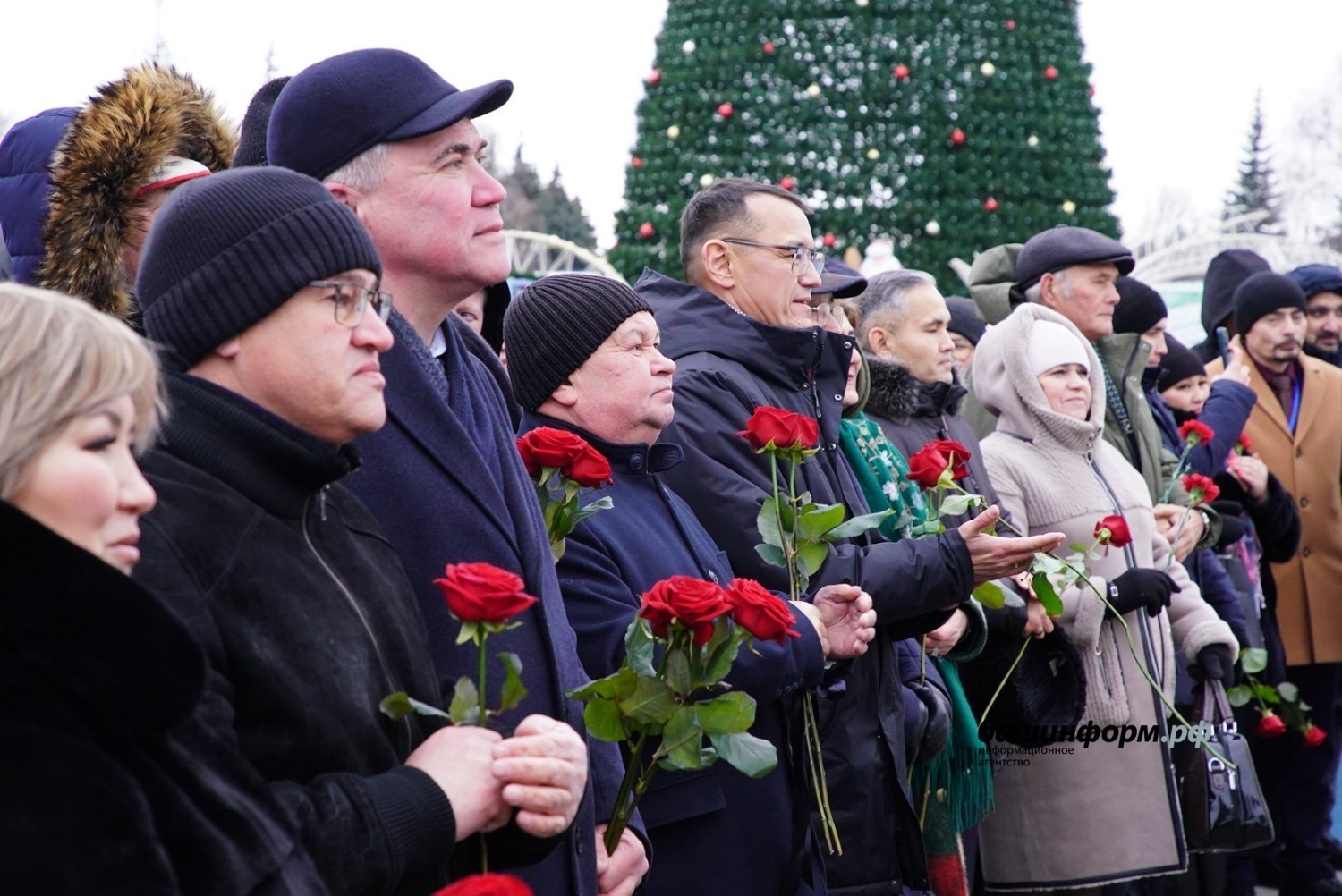 Радий Хәбиров Бабич һәйкәленә сәскә һалды