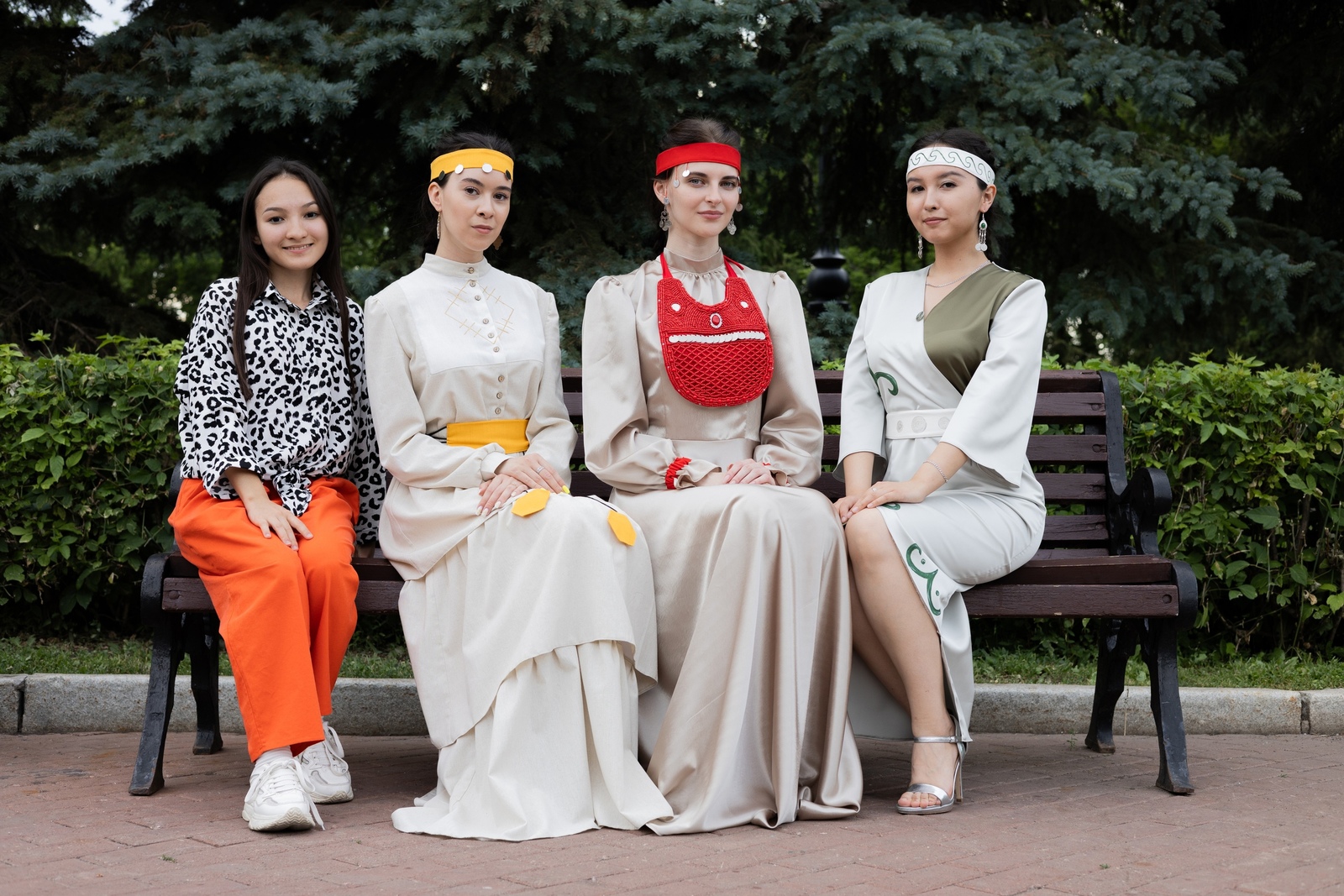 Йәш хәбәрсе Наҙгөлөбөҙ, милли кейемде данлап, сәскә атыр гөлөбөҙ