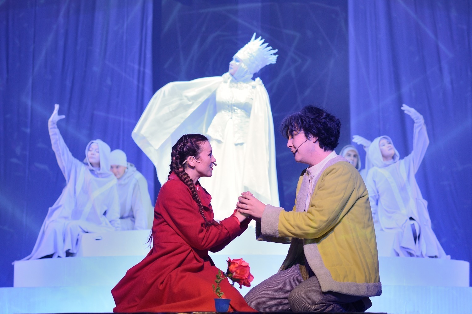 Салауат театры балаларға әкиәт бүләк иткән