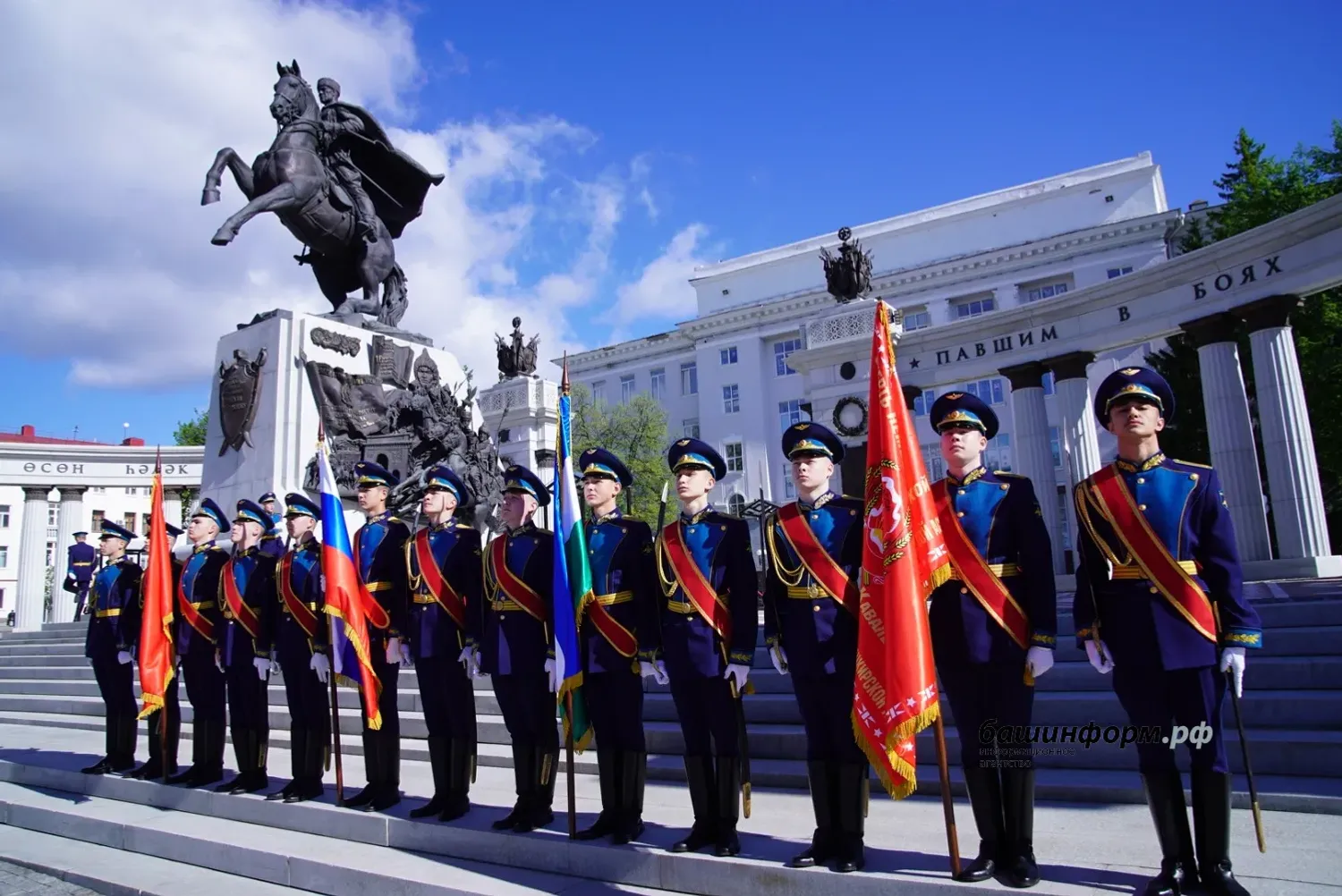 Башҡортостан Башлығы Шайморатов һәйкәленә сәскәләр һалды
