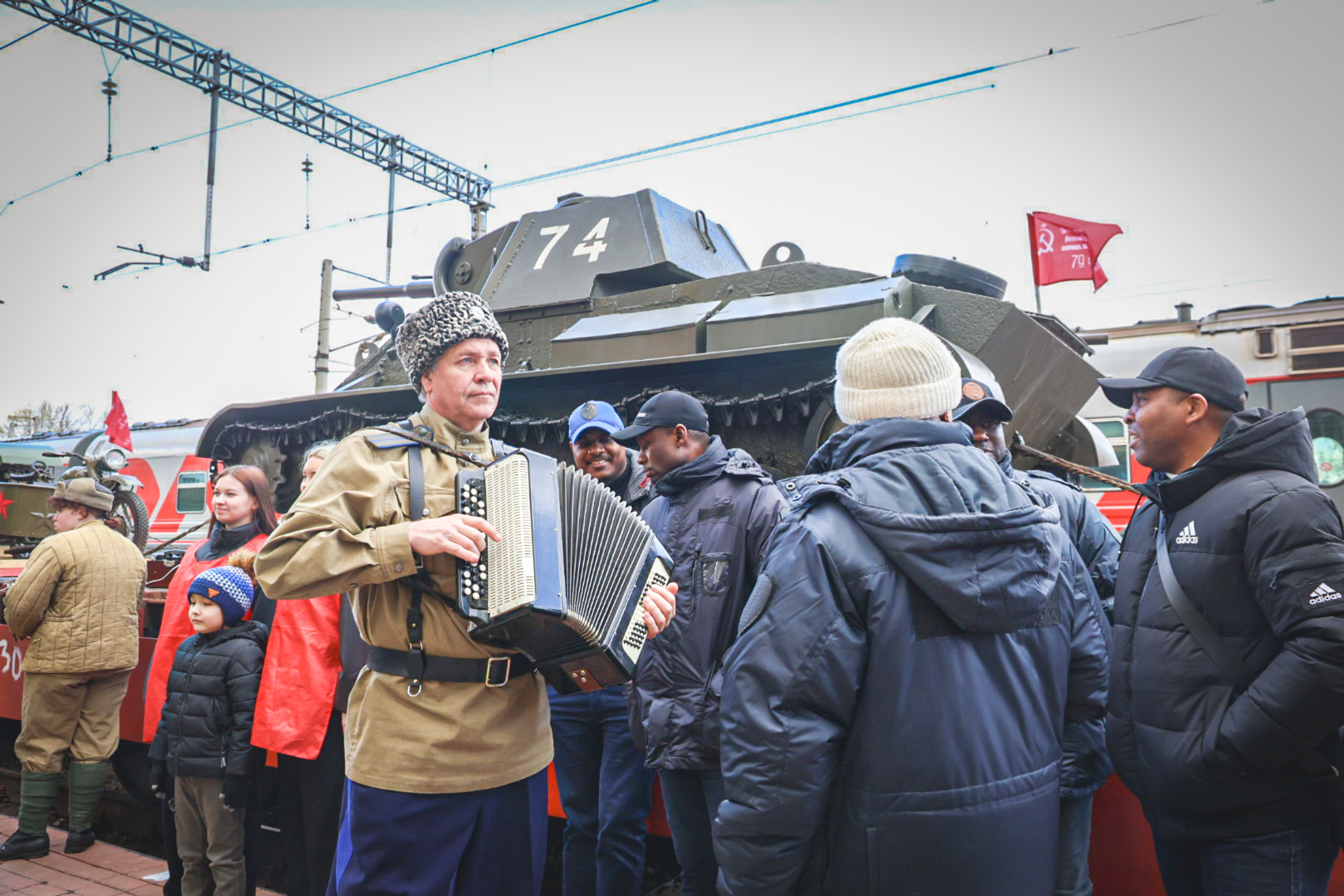 Өфөлә Еңеү паровозын 10 меңләп кеше ҡаршы алды