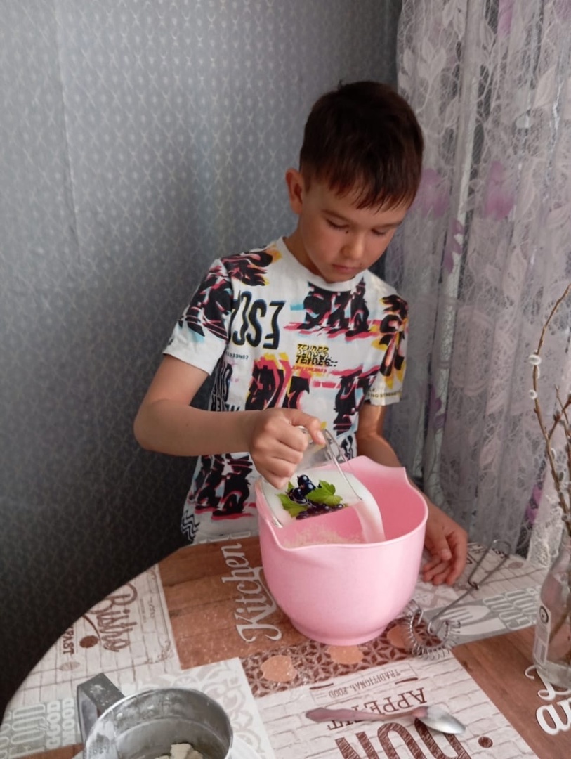 Эльназ өләсәһенә ярҙамлаша