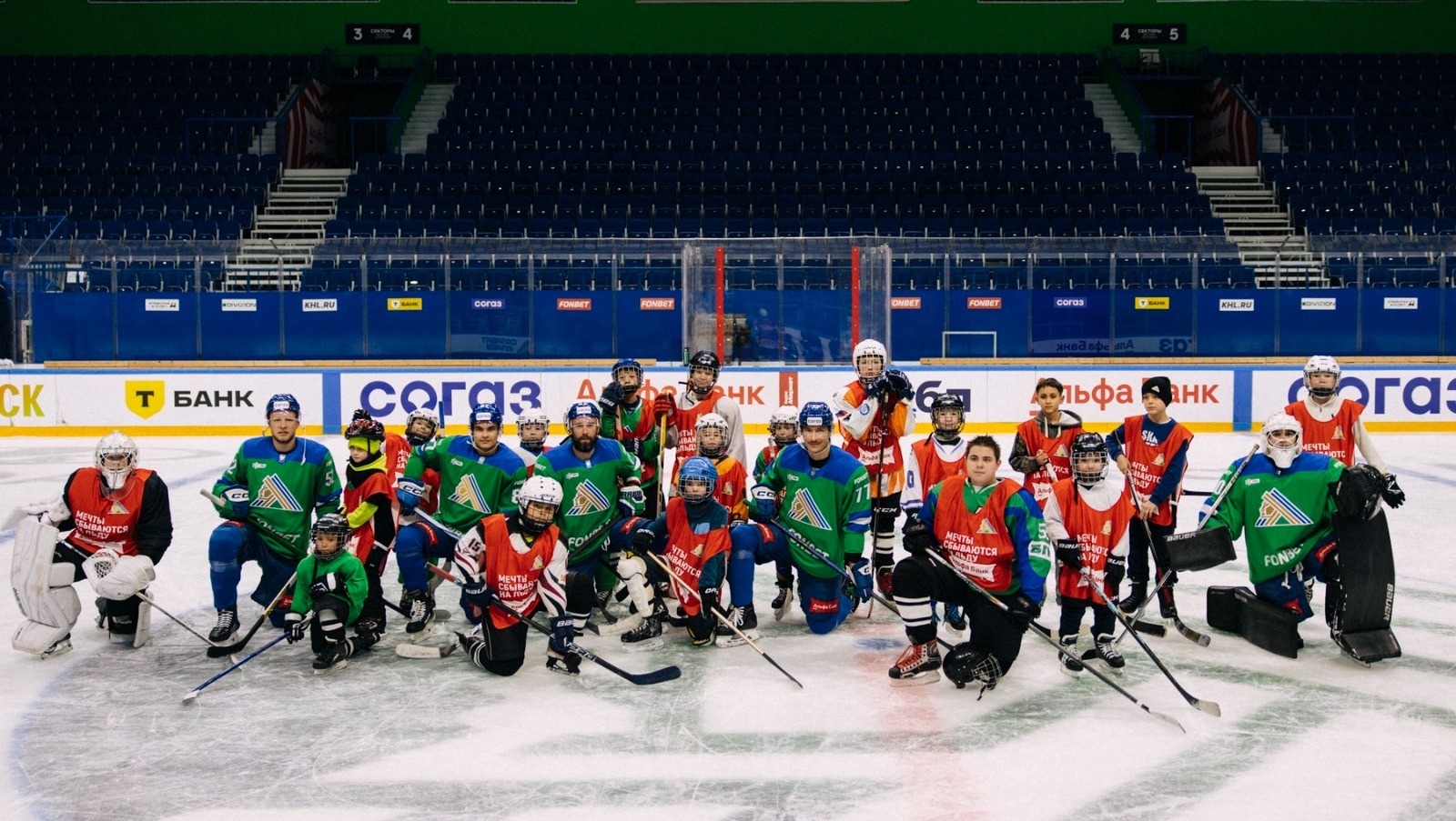 Хоккейсы үҫмерҙәр профессионалдар менән бергә күнекмә үткән