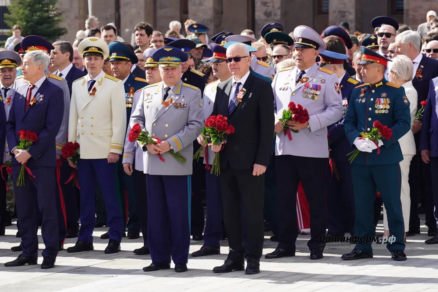 Башҡортостан Башлығы Шайморатов һәйкәленә сәскәләр һалды