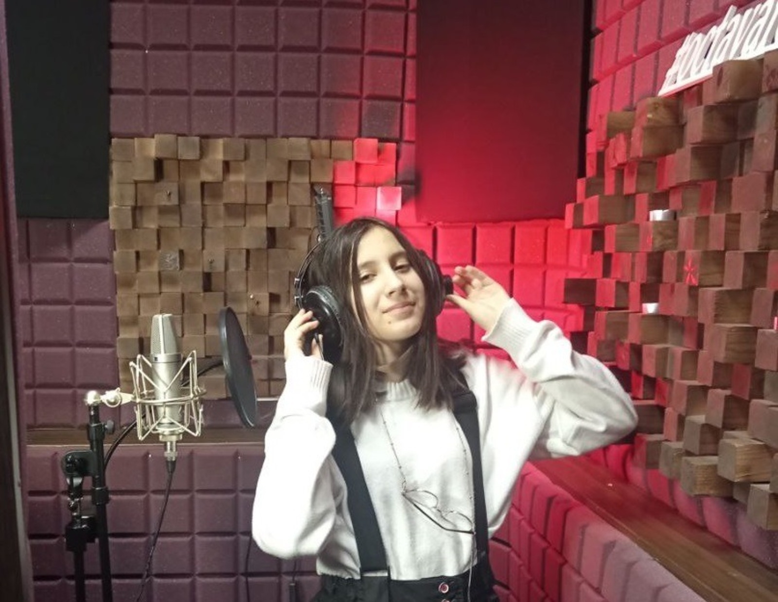 Ралина Риянова һәләк булған МХО батырҙары тураһында йырлай