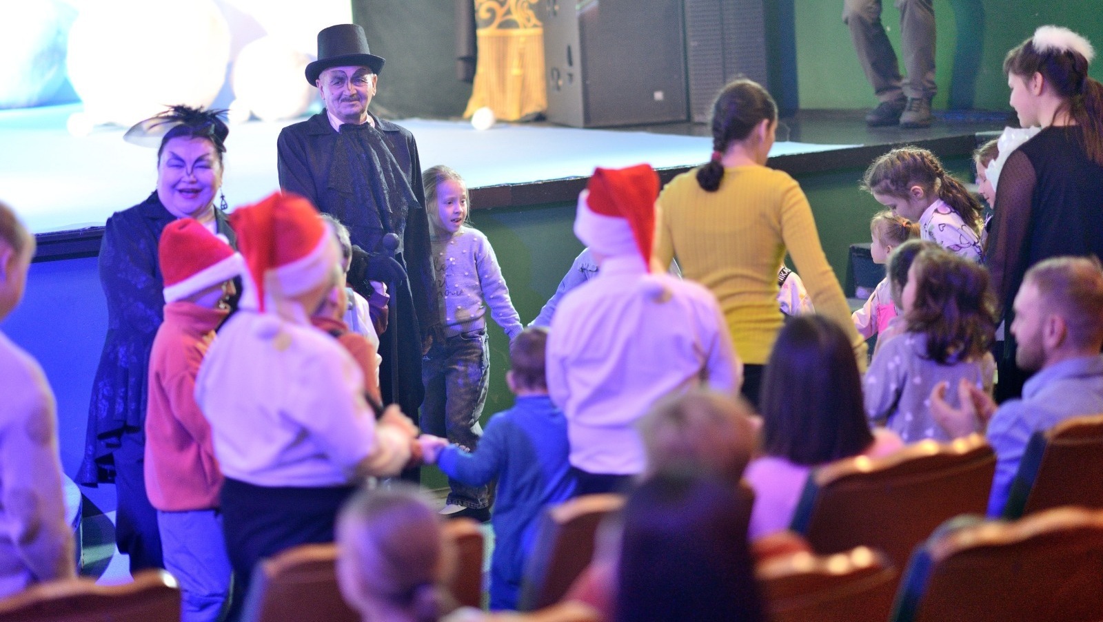 Салауат театры балаларға әкиәт бүләк иткән