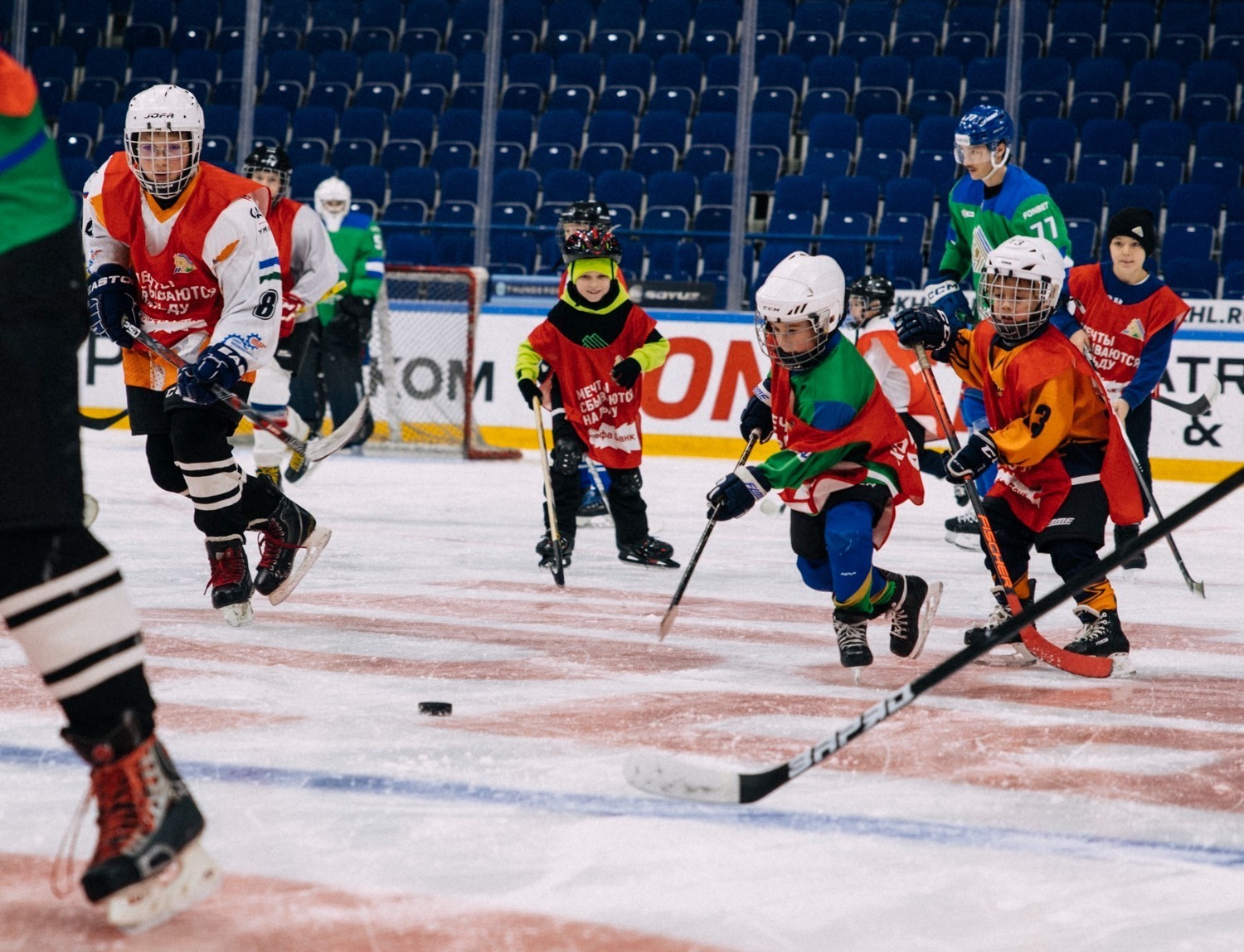 Хоккейсы үҫмерҙәр профессионалдар менән бергә күнекмә үткән