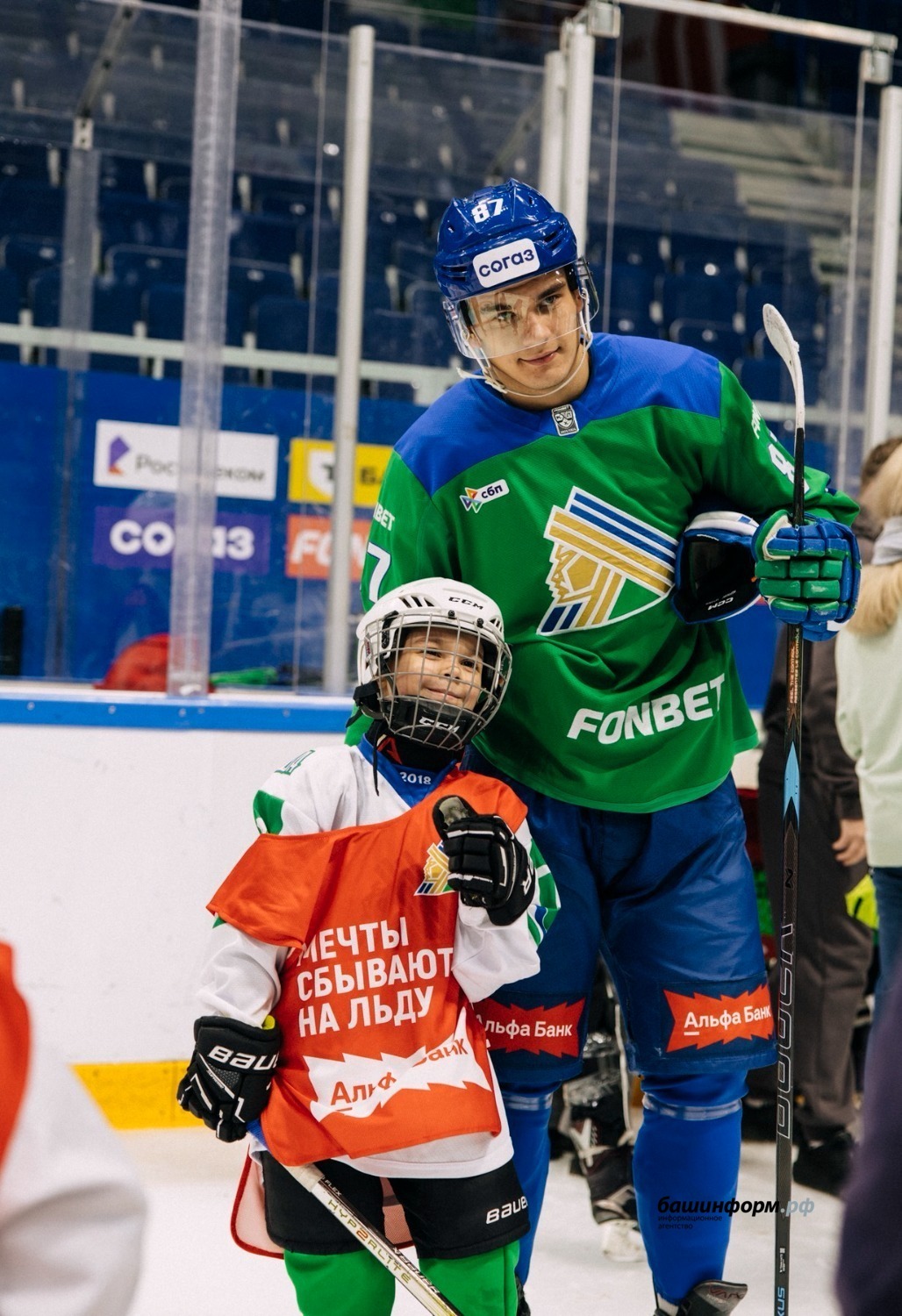 Хоккейсы үҫмерҙәр профессионалдар менән бергә күнекмә үткән