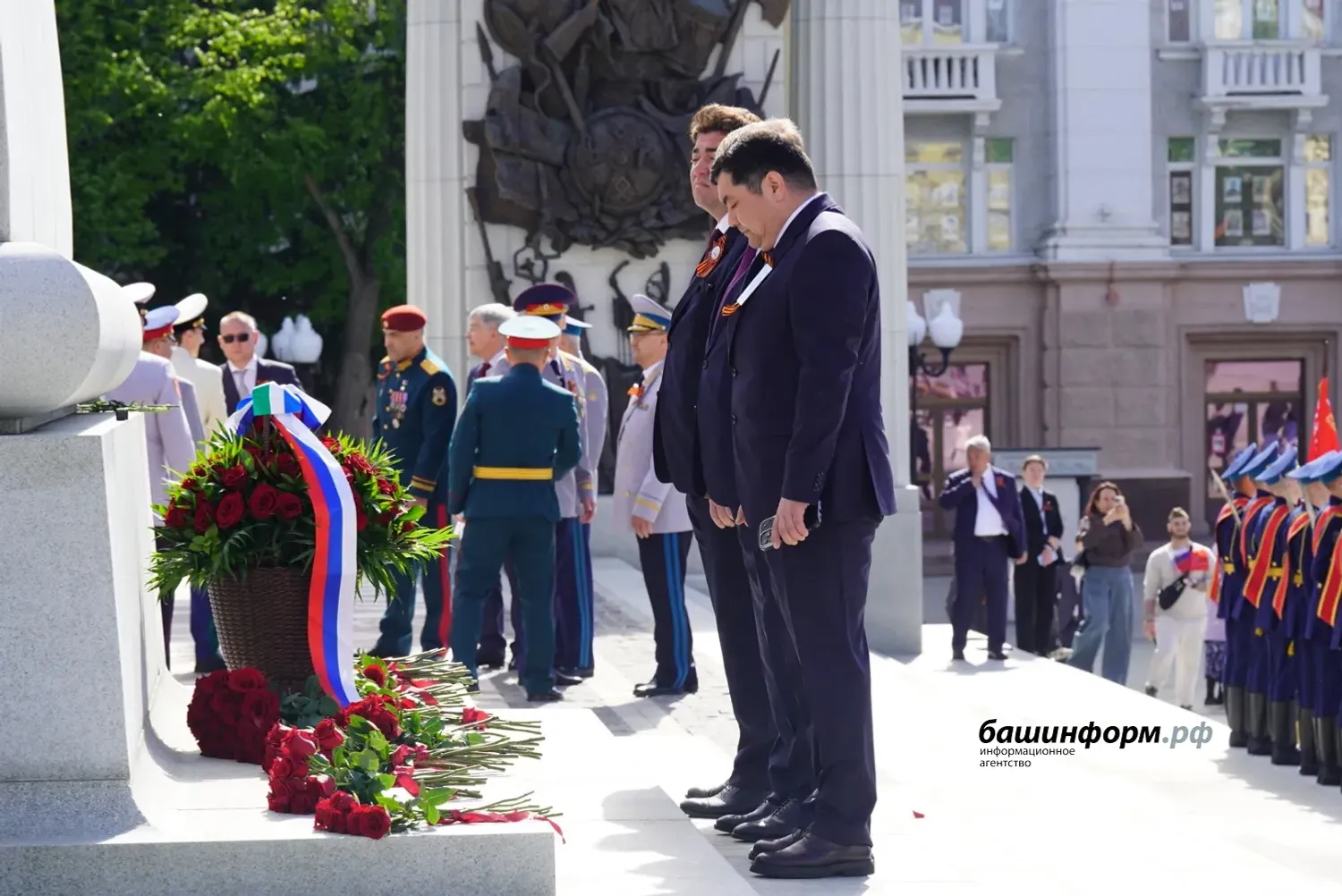 Башҡортостан Башлығы Шайморатов һәйкәленә сәскәләр һалды