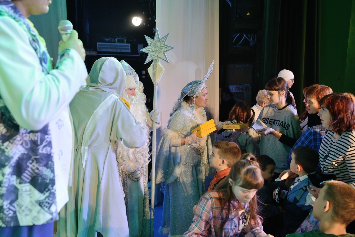 Салауат театры балаларға әкиәт бүләк иткән