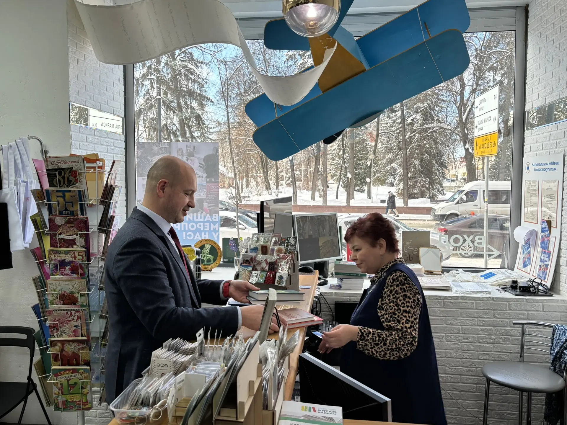 Максим Ульчев мәктәп китапханаһына бүләккә китаптар алған