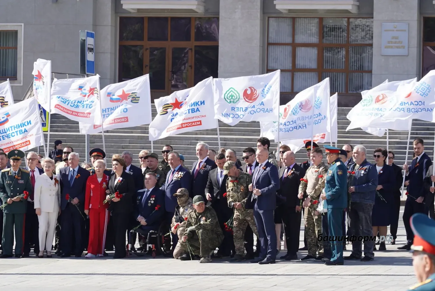Башҡортостан Башлығы Шайморатов һәйкәленә сәскәләр һалды