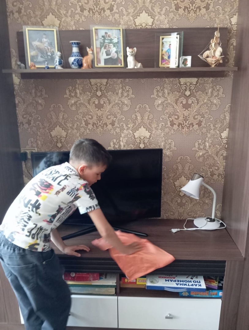 Эльназ өләсәһенә ярҙамлаша