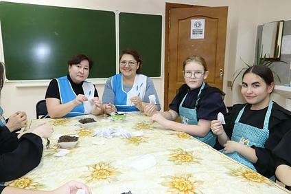 Мәсетле уҡыусылары яугирҙәргә үлән сәйе әҙерләгән