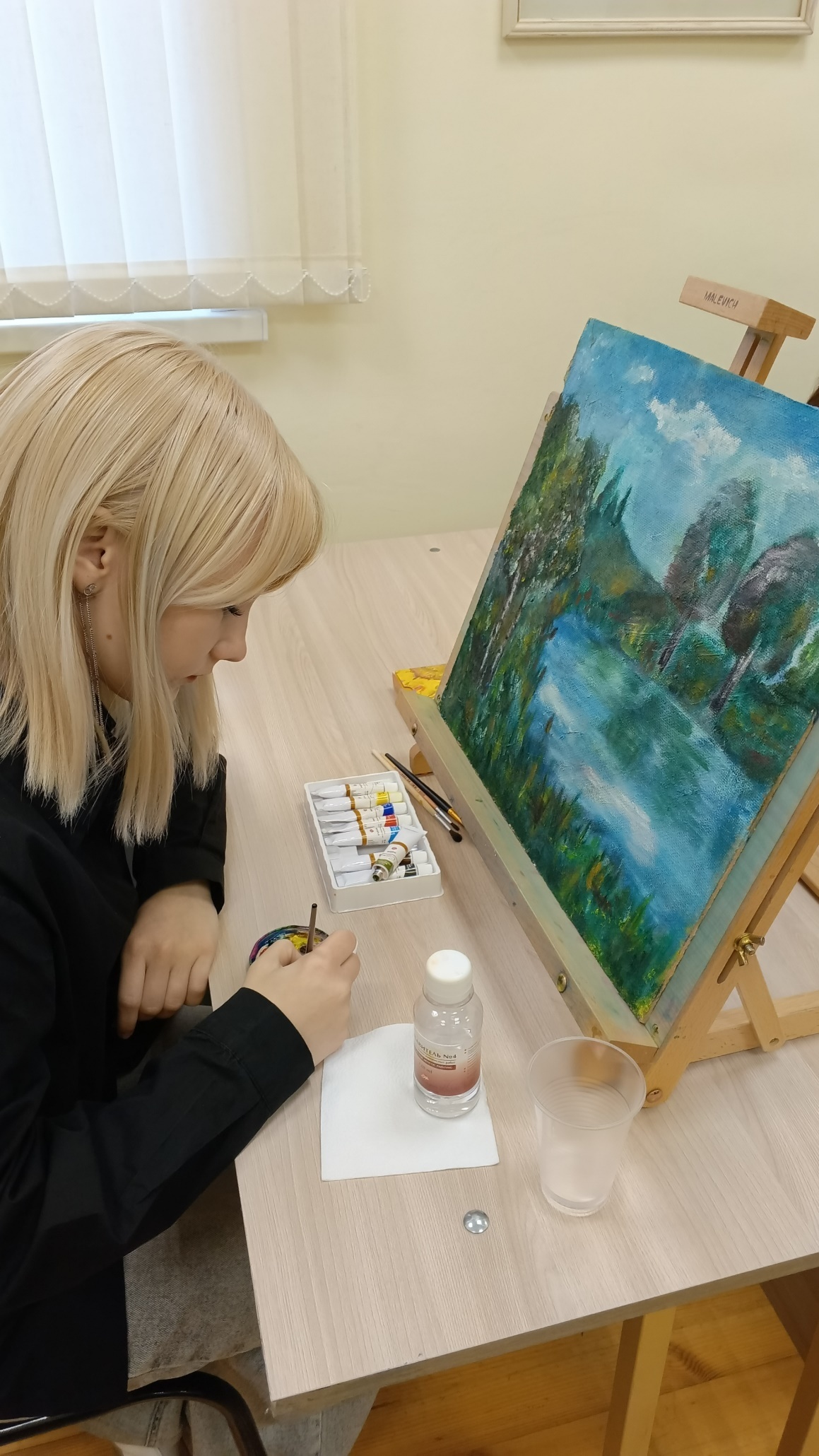 Ермолаев сәнғәт мәктәбендә балалар һүрәт төшөрөргә өйрәнә