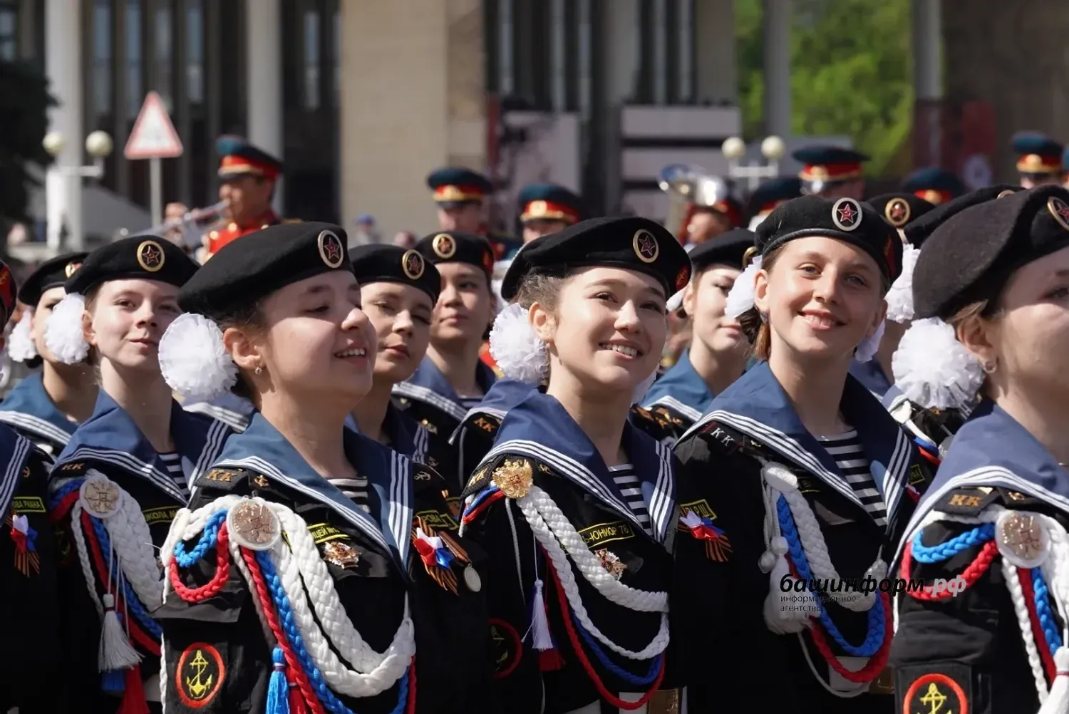 Өфөләге Еңеү парадында кадеттар, “шайморатовсылар”, йәш армиясылар ҡатнашты