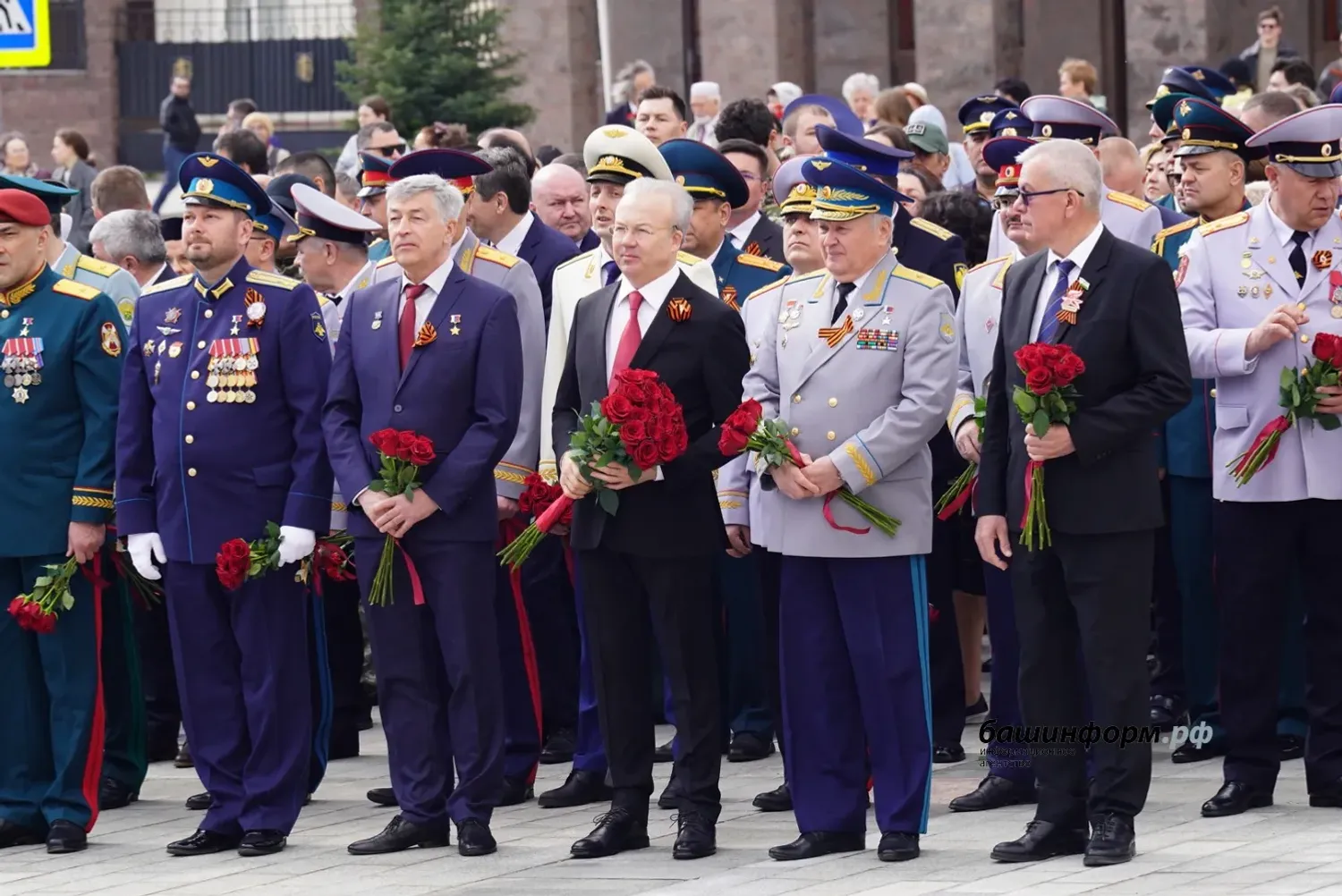 Башҡортостан Башлығы Шайморатов һәйкәленә сәскәләр һалды