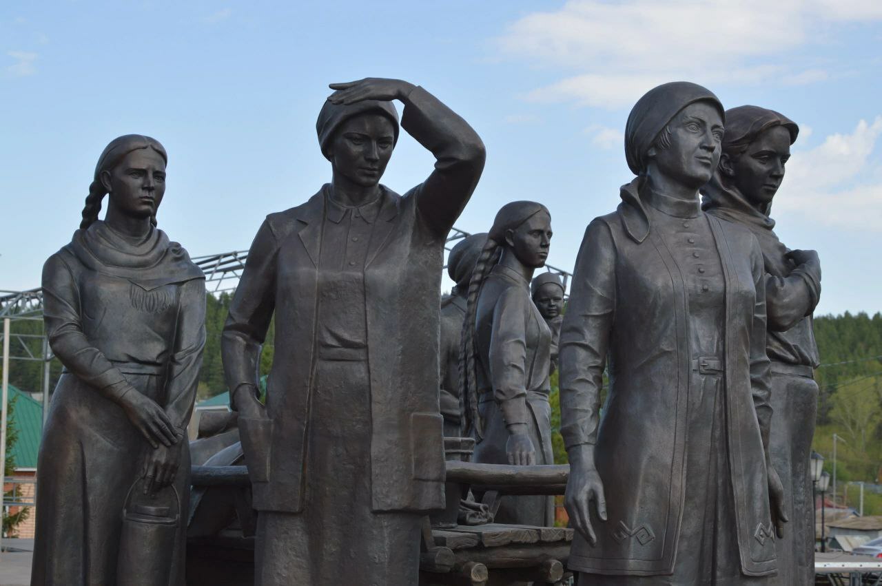 41-ҙең арбалы ҡатындарына һөйкәл ҡуйылды