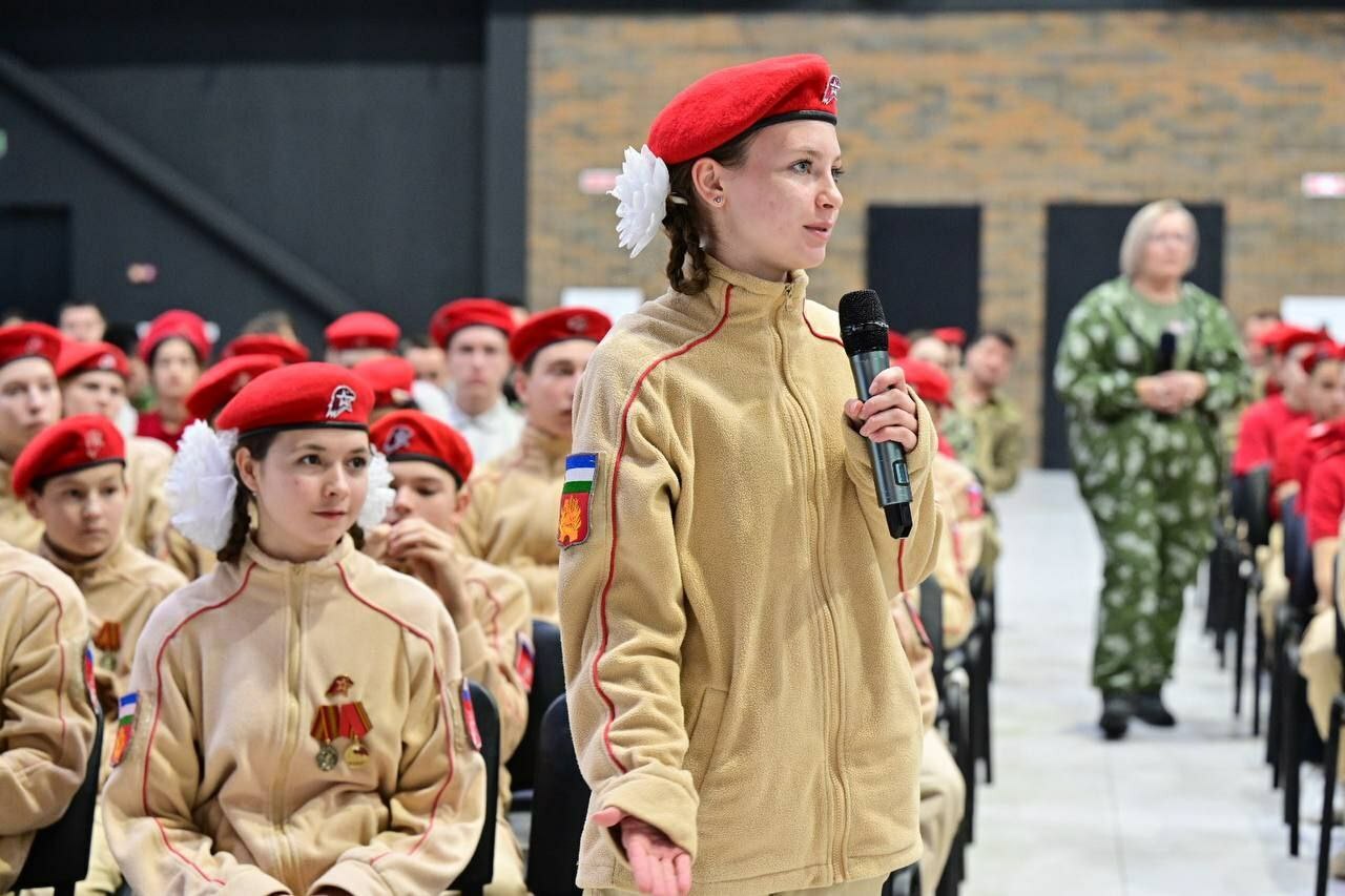 РАДИЙ ХӘБИРОВ ЙӘШ АРМИЯСЫЛАР МЕНӘН АРАЛАШҠАН