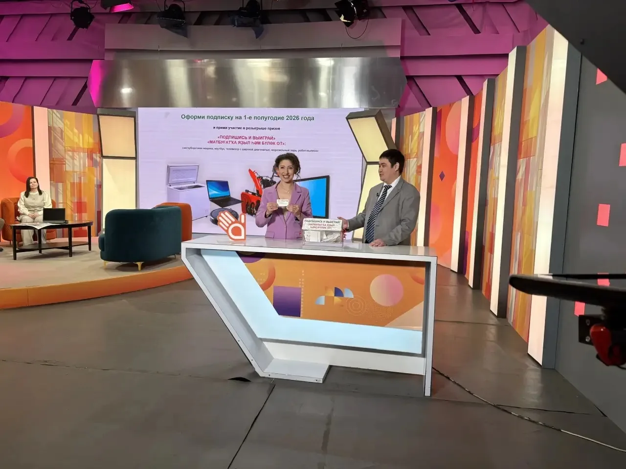 Гәзит-журналдарға яҙылыусылар өсөн тура эфирҙа ҡиммәтле бүләктәр уйнатылды