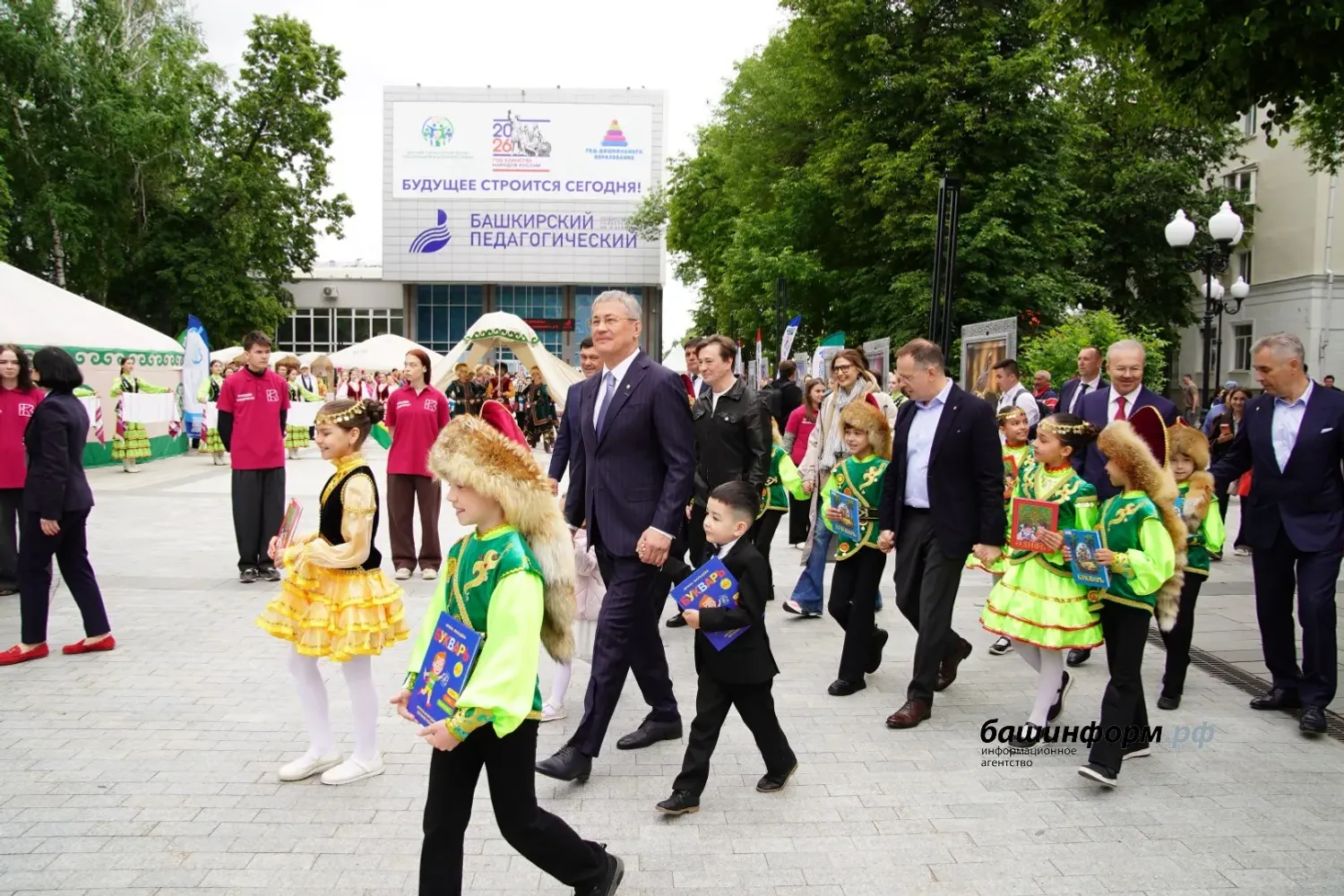 Йәрминкәлә Радий Хәбиров менән Владимир Мединский булды