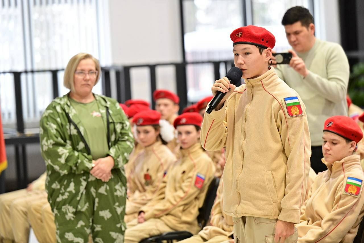 РАДИЙ ХӘБИРОВ ЙӘШ АРМИЯСЫЛАР МЕНӘН АРАЛАШҠАН