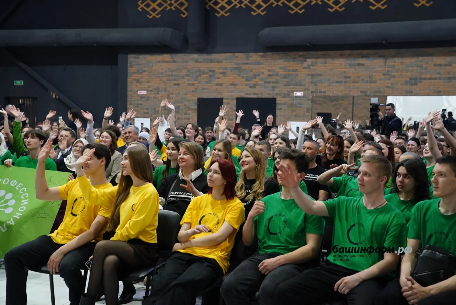 Радий Хәбиров “Профессионалдар” менән осрашты