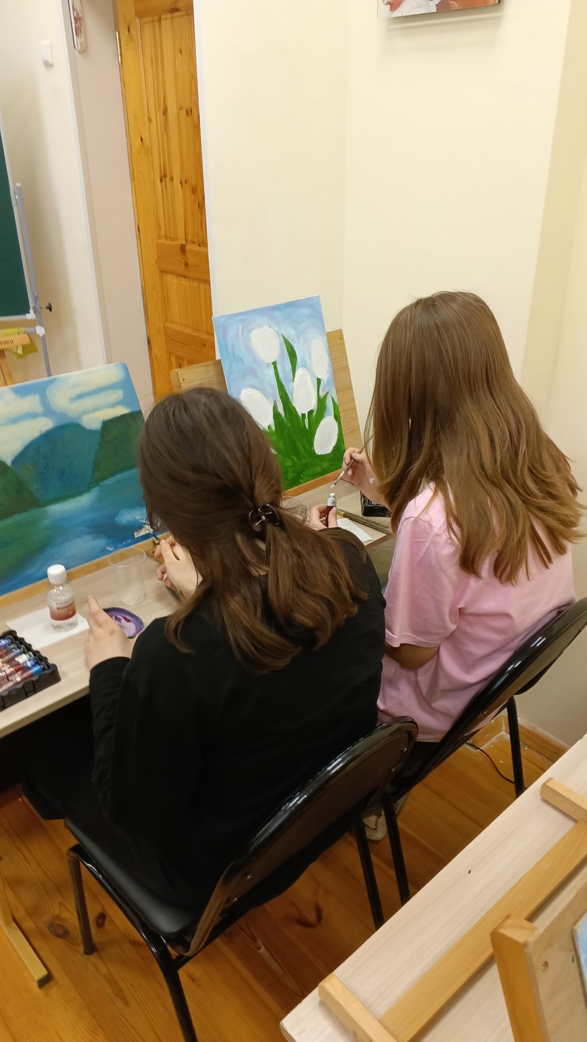 Ермолаев сәнғәт мәктәбендә балалар һүрәт төшөрөргә өйрәнә