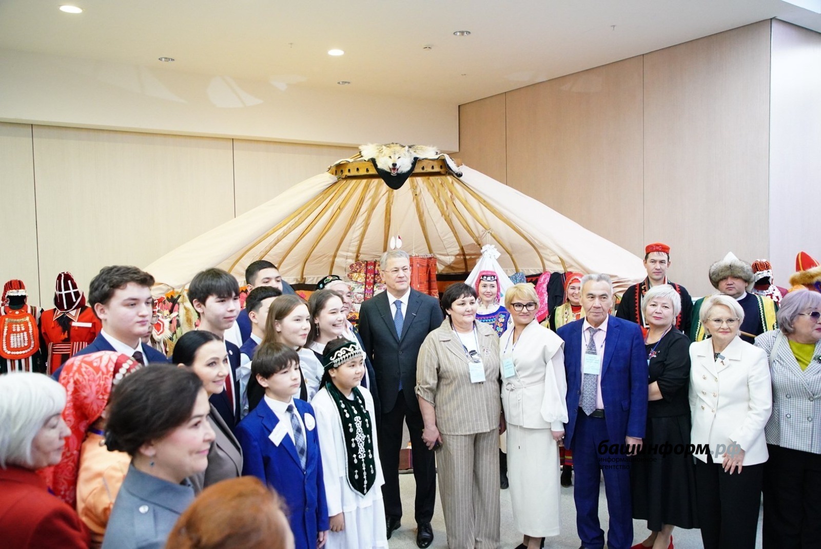 Башҡортостан Башлығы башҡа төбәктәрҙән килгән башҡорттар менән аралашты