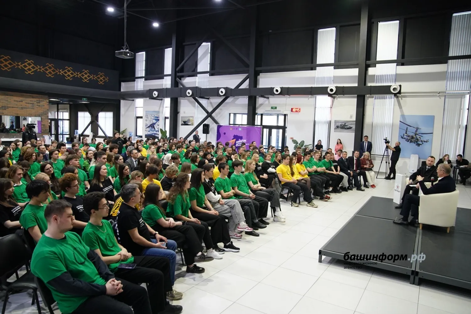 Радий Хәбиров “Профессионалдар” менән осрашты